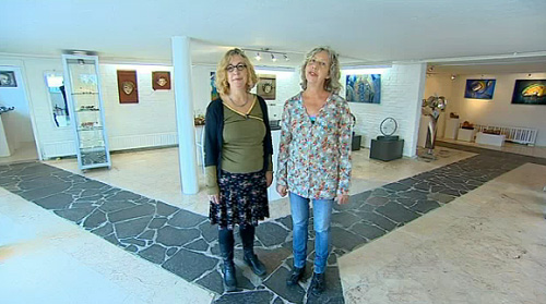 De zussen Kalverda exposeren in galerie Huis ter Heide. De een schildert, de ander werkt met keramiek.